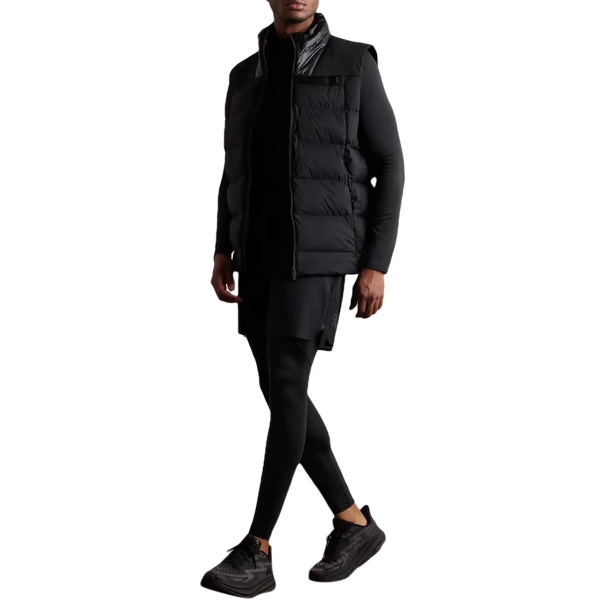 Model Front view of On Running Challenger Black Vest 1MD30040553